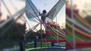 Küçük kız trambolinde zıplarken halat koptu