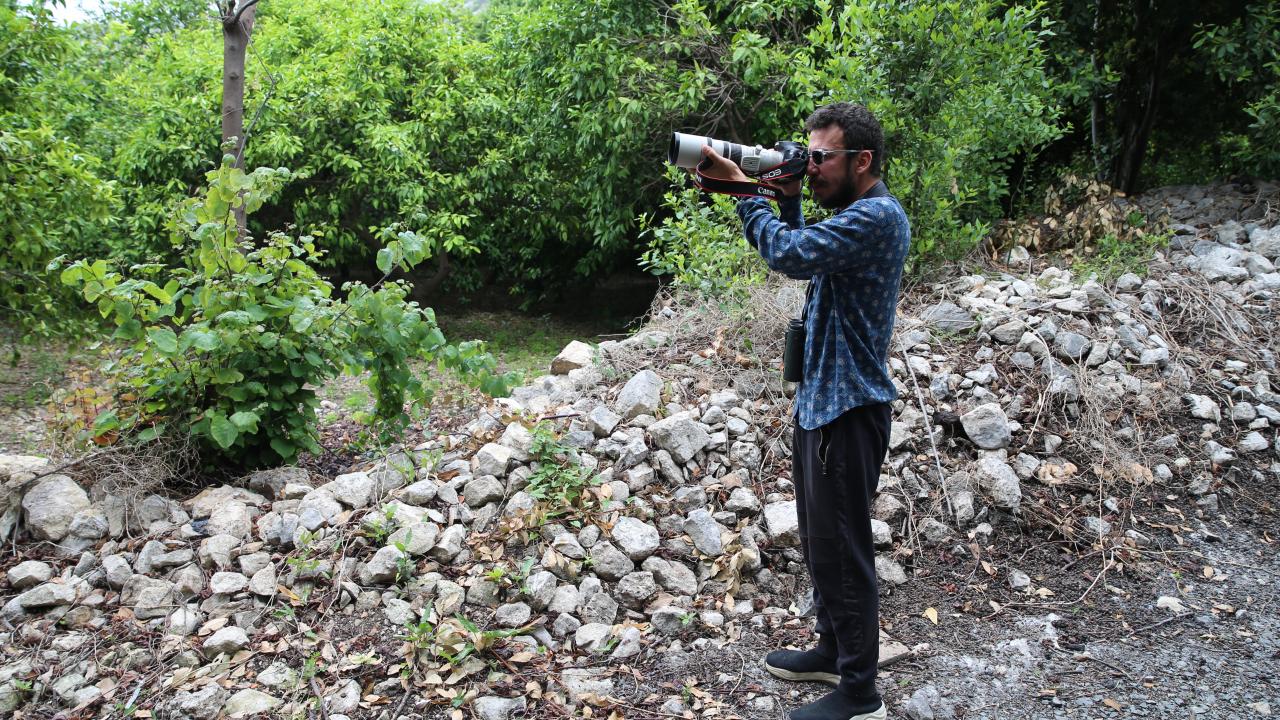 Şu ana kadar 14 yeni kuş türünün kayıt altına alınmasını sağlayan Yoğurtcuoğlu, Türkiye`nin yanı sıra kuş gözlemi yapmak için 70 ülke gezdi.