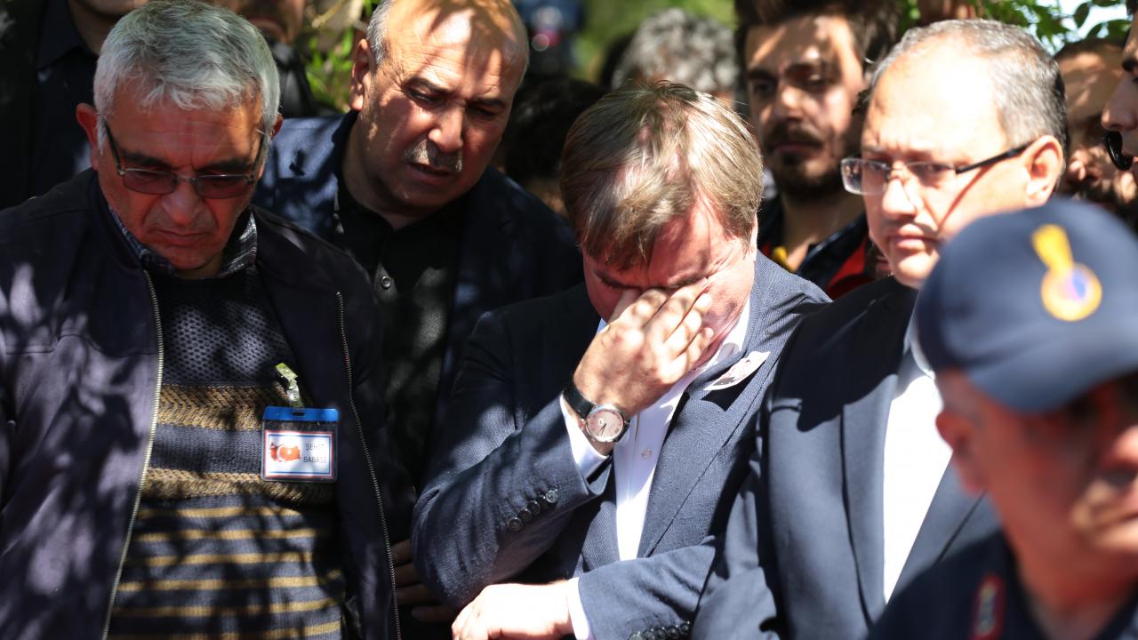 Burada şehidin annesi Zeynep, yakınları tarafından teskin edildi. 