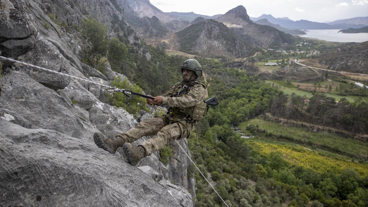 Komandoların zorlu eğitimi nefes kesti