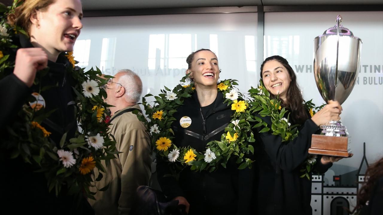 Uçakta da kutlama yapıldı