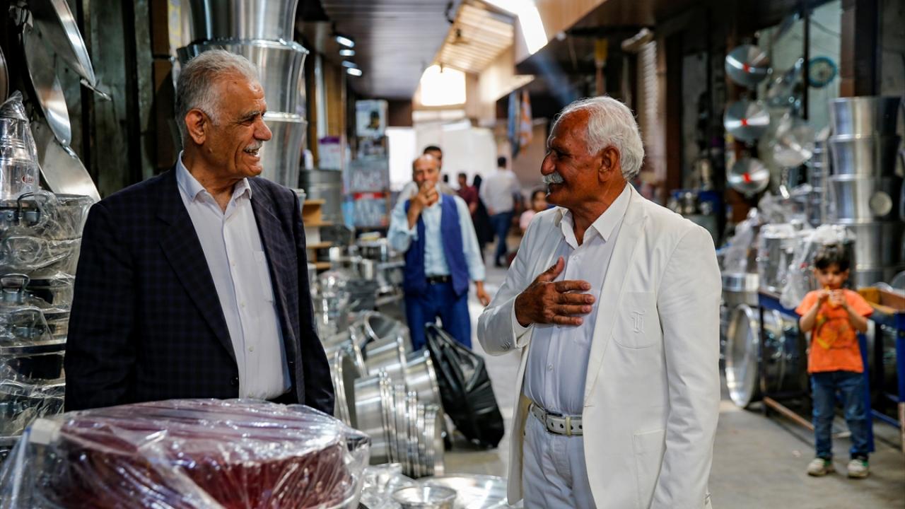 "Renkli elbiselerini zevkle dikiyorum"