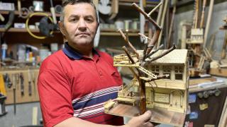 Antika ve yaptığı ahşap objeleri evinin bir odasında sergiliyor