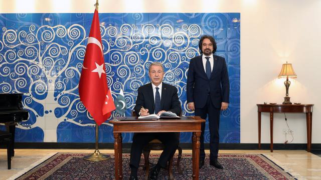 Bakan Akar, Türkiyenin İslamabad Büyükelçiliğini ziyaret etti