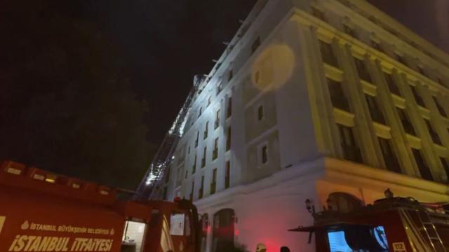 İstanbulda 4 katlı otelde çıkan yangın söndürüldü