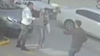 Sokakta darbedilen kadını taksi şoförü kurtardı