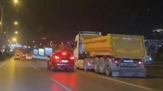Trafikte hafriyat kamyonuyla makas atarak ilerledi