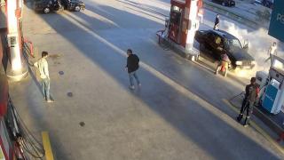 Alev alan otomobil akaryakıt istasyonunda paniğe neden oldu