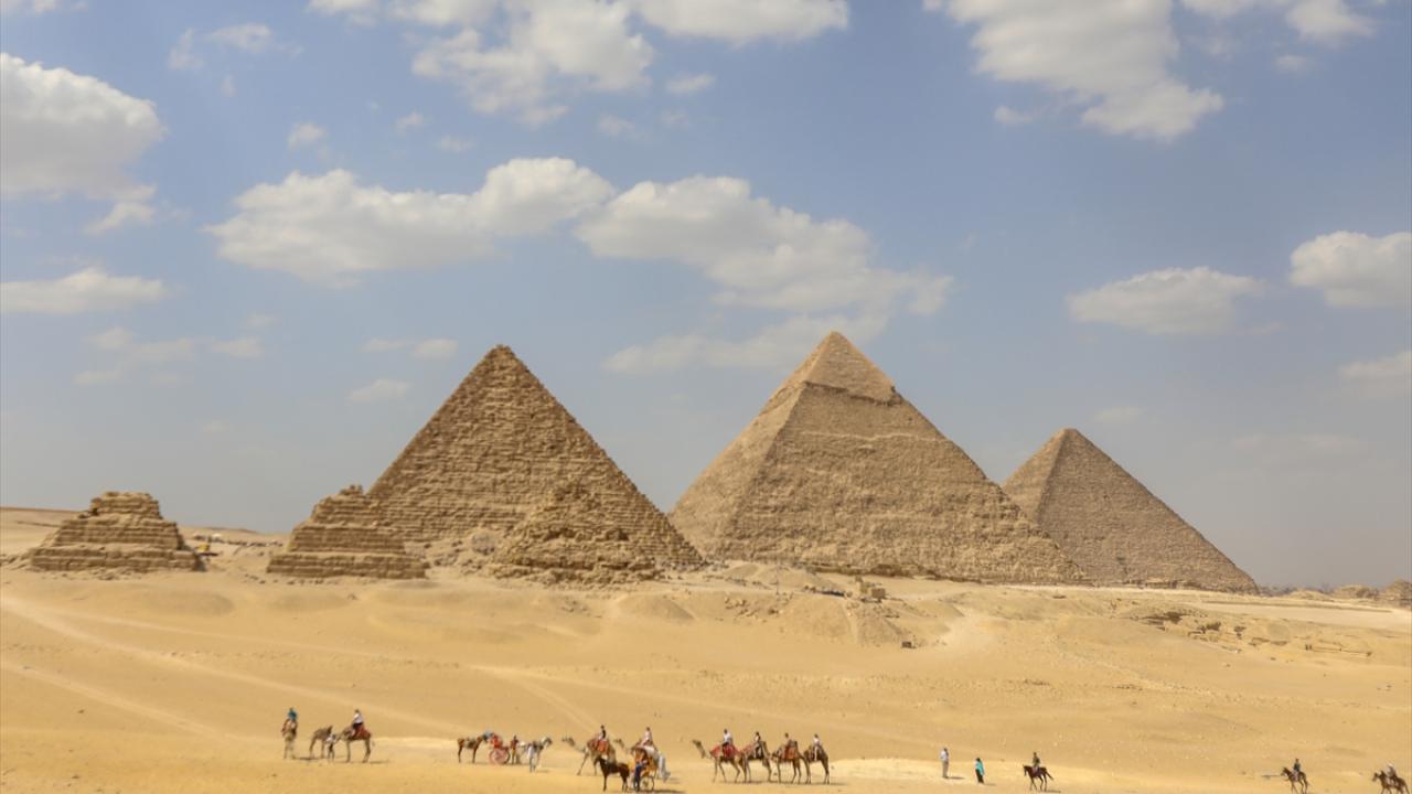 Keops piramidinin yapımı yaklaşık 20 yıl sürdü