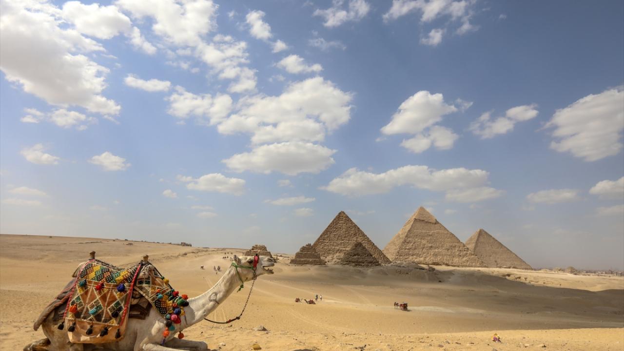 Üç büyük piramidin etrafında hanedanlık fertleri için yapılmış küçük piramitler de bulunuyor