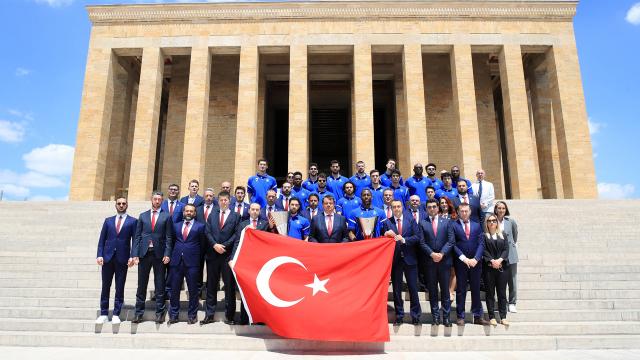 Avrupa şampiyonu Anadolu Efesten Anıtkabire ziyaret
