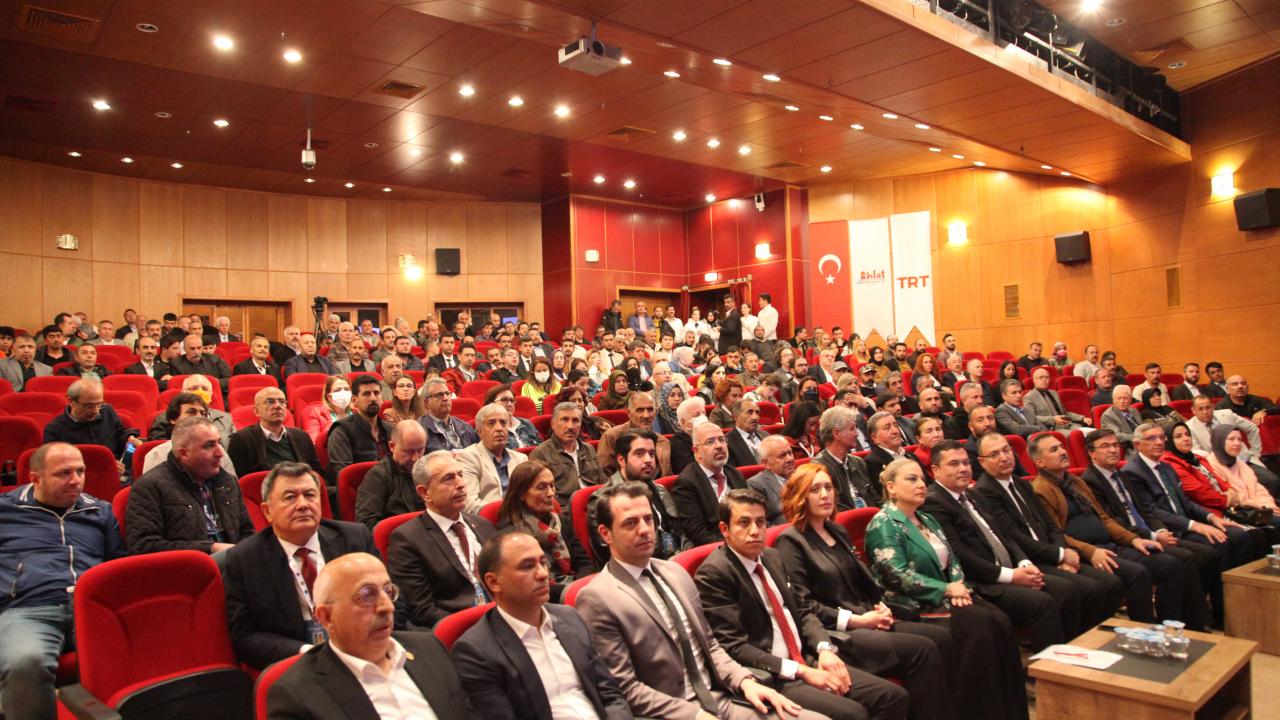 Bitlis'te tarihçi ve arkeolog Karamağaralı çiftini anlatan belgeselin galası yapıldı