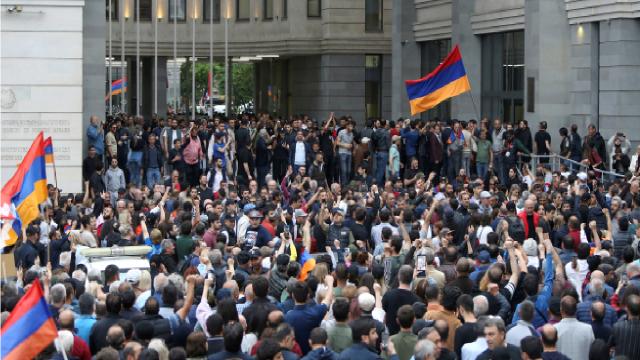 Ermenistanda protestocular Dışişleri Bakanlığını ablukaya aldı