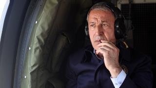 Bakan Akar beraberindeki komutanlarla sınır hattında