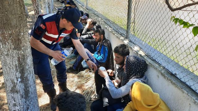 İzmirde 237 düzensiz göçmen yakalandı: 10 gözaltı
