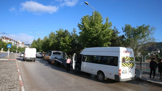 Tokatta çekiciye arkadan çarpan servisteki 4 öğrenci yaralandı