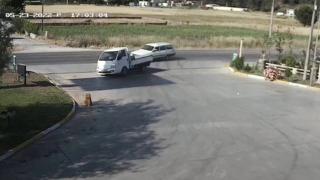 Otomobile çarpmamak için manevra yapan sürücü benzinliğe daldı