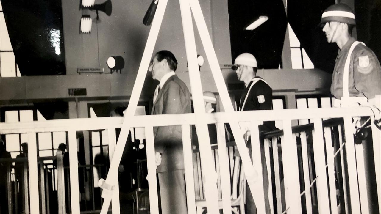 İstanbul ve Ankara`da sıkıyönetim ilan edildi