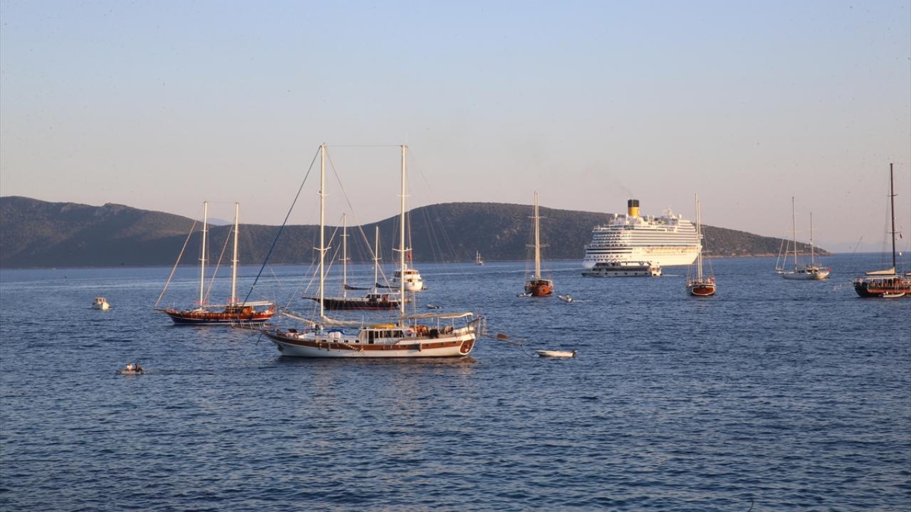Gemileri Bodrum`da görmek heyecanlandırıyor
