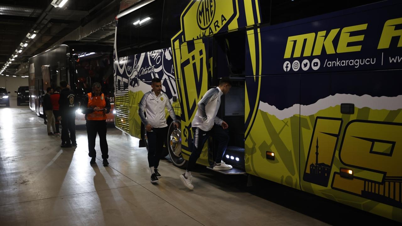 Teknik direktörün arkasında durdu