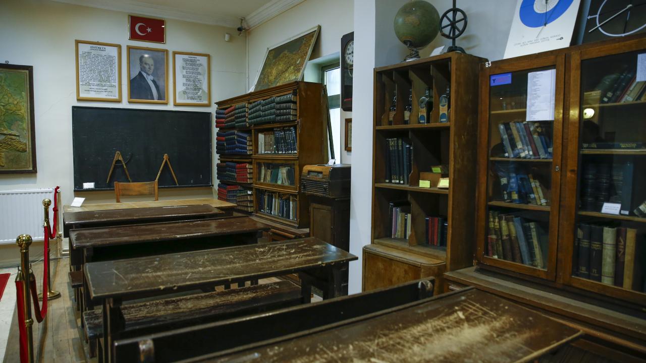 Müzedeki manevi açıdan en değerli eserin, Atatürk tarafından hediye edilen Türk sancağı olduğunu belirten Okumuşoğlu, şu bilgileri verdi: