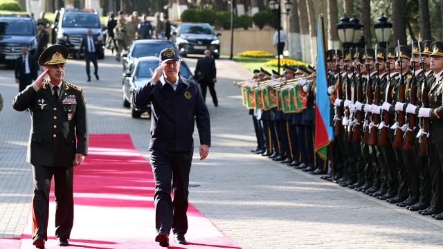 Bakan Akara Azerbaycanda “Mehter” sürprizi