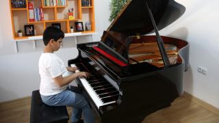 "Kusursuz kulak" Bager, Erdoğan'ın gönderdiği piyanoyla beste yapıyor