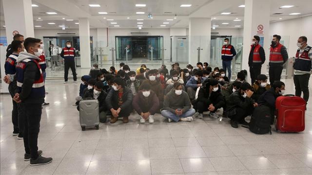Düzensiz göçmenler sınır dışı ediliyor