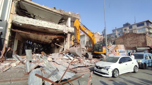 Kadıköydeki yıkımda çökme meydana geldi