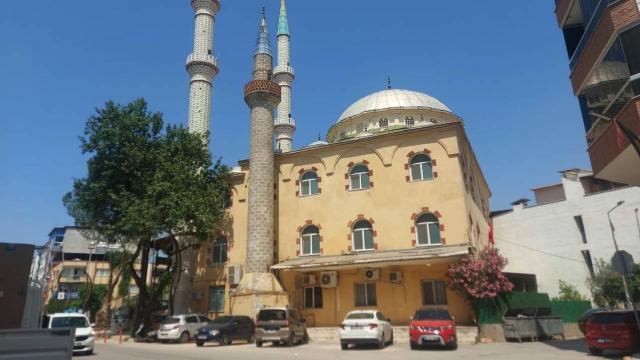 İzmirde merkezi ezan sistemine girip şarkı dinlettiler
