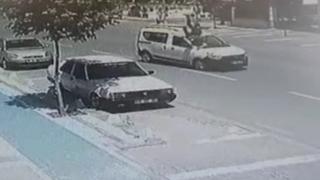 Otomobilin çarptığı yaya metrelerce havaya uçtu