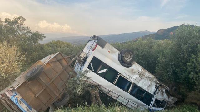 Manisada minibüsle kamyonetin çarpışması sonucu 4 kişi yaralandı