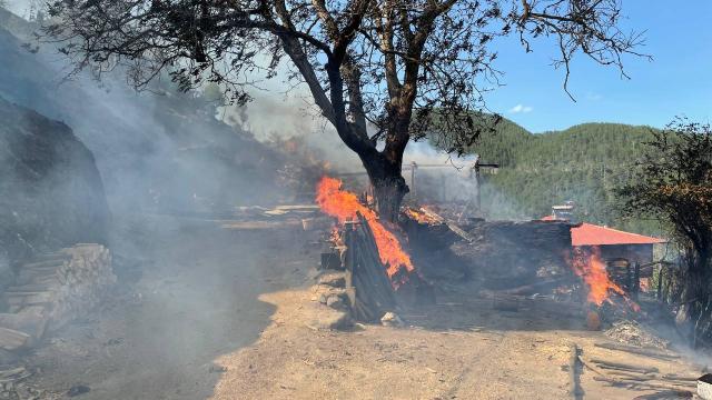 Kastamonuda bir köyde çıkan yangında 2 ev ile 2 samanlık yandı