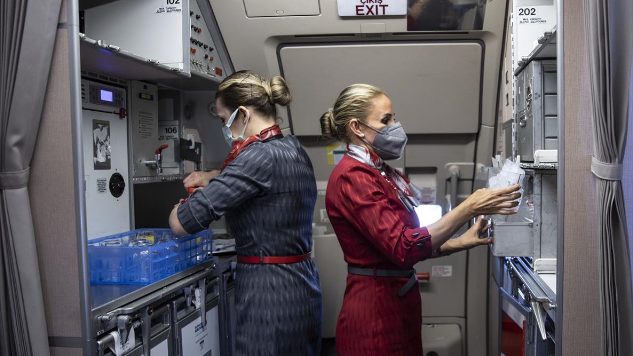 "Eşim de sorumlu kabin memuru olduğu için birlikte uçamıyoruz"