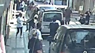 Balkondan düşen 2 yaşındaki çocuğu havada yakaladılar