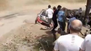 Bursa'da rallide savrulan araç seyircilerin arasına daldı