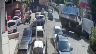 Freni patlayan kamyon minibüsün üzerine devrildi