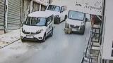 Minibüs sokak köpeğini ezdi