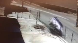 Çitlere çarpan otomobil devrildi
