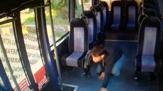 Minibüste saklandı, şoför inince sürünerek paraları çaldı