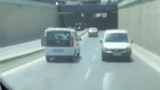 Dönüşü kaçıran sürücü trafikte metrelerce geri gitti