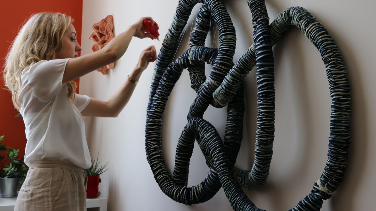 Bilvar, tasarımlarını farklı teknikler kullanarak yaptığını ve ortaya farklı eserler çıktığını dile getirdi.