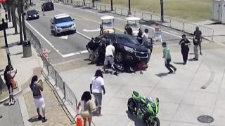 Araç altında kalan motosikletliyi çevredekiler kurtardı