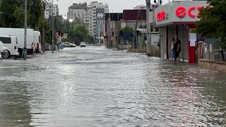 Adana'da su borusu patladı: Ev ve iş yerlerini su bastı