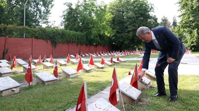 Bakan Akar Romanyada Türk şehitliğini ziyaret etti
