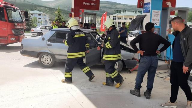 Freni patlayan otomobil akaryakıt istasyonuna girdi: 2 yaralı