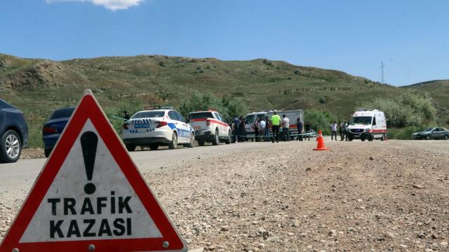 Tuncelide şarampole devrilen otomobildeki 3 kişi yaralandı