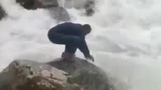 Fotoğraf çektirirken dereye düşen turist kayboldu