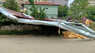 Şiddetli rüzgar çatıyı uçurdu