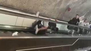 Kavga ederken merdivenden yuvarlandılar